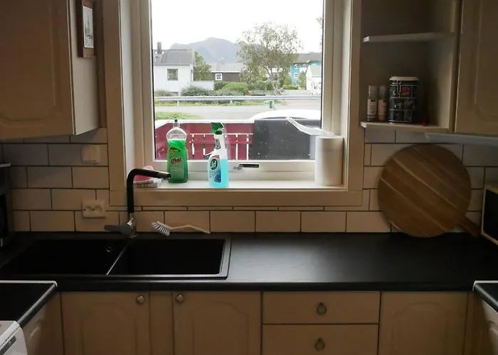 Nyrenovert Med Gratis Parkering 아파트 레크네스