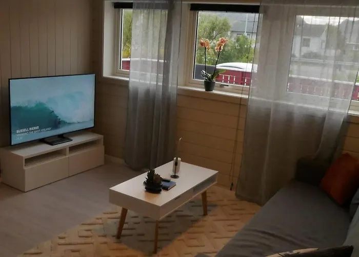 Nyrenovert Med Gratis Parkering 레크네스